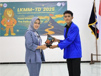 Penyerahan Plakat Bu Galuh